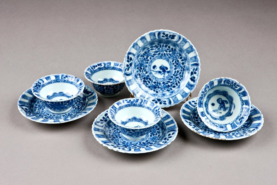 Östasiatisk keramik. Koppar med fat, 4 st - Hallwylska museet - 95771