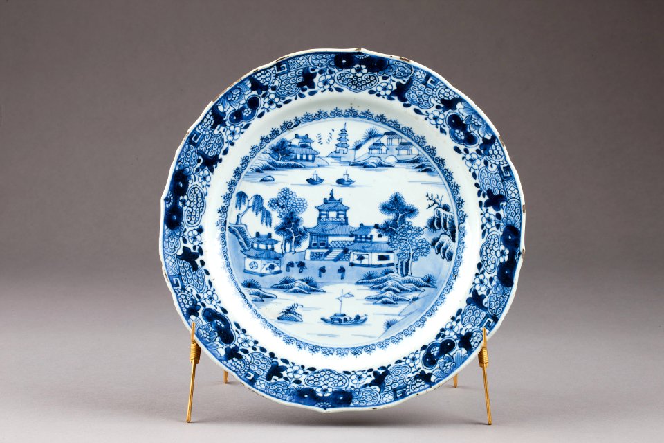Östasiatisk keramik. Tallrik med flodlandskap - Hallwylska museet - 95755