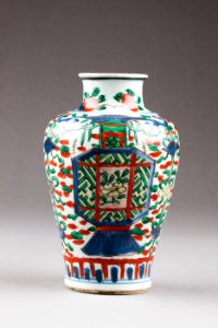 Östasiatisk keramik. Vas från Shunzhi-perioden under Qing-dynastin - Hallwylska museet - 95966