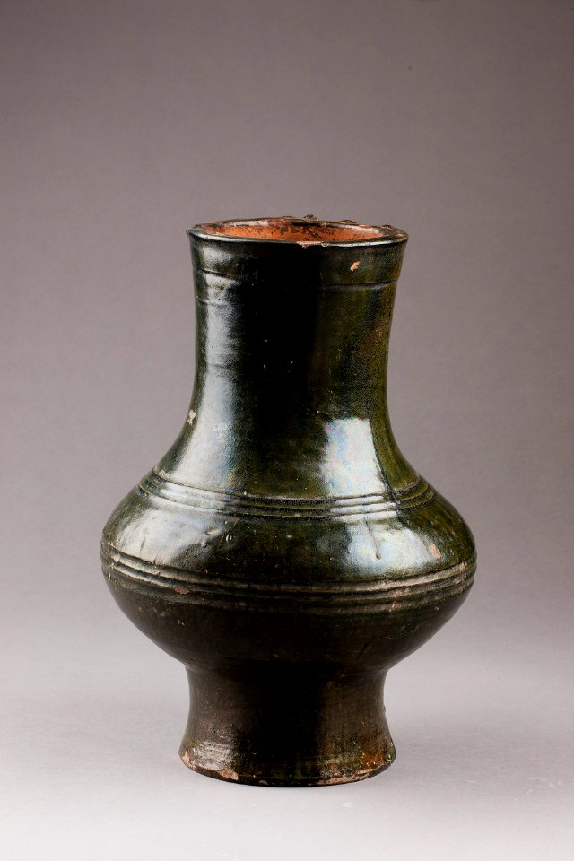 Östasiatisk keramik. Urna ett gravfynd från 206 f Kr - 220 e Kr Handynastin - Hallwylska museet - 96095