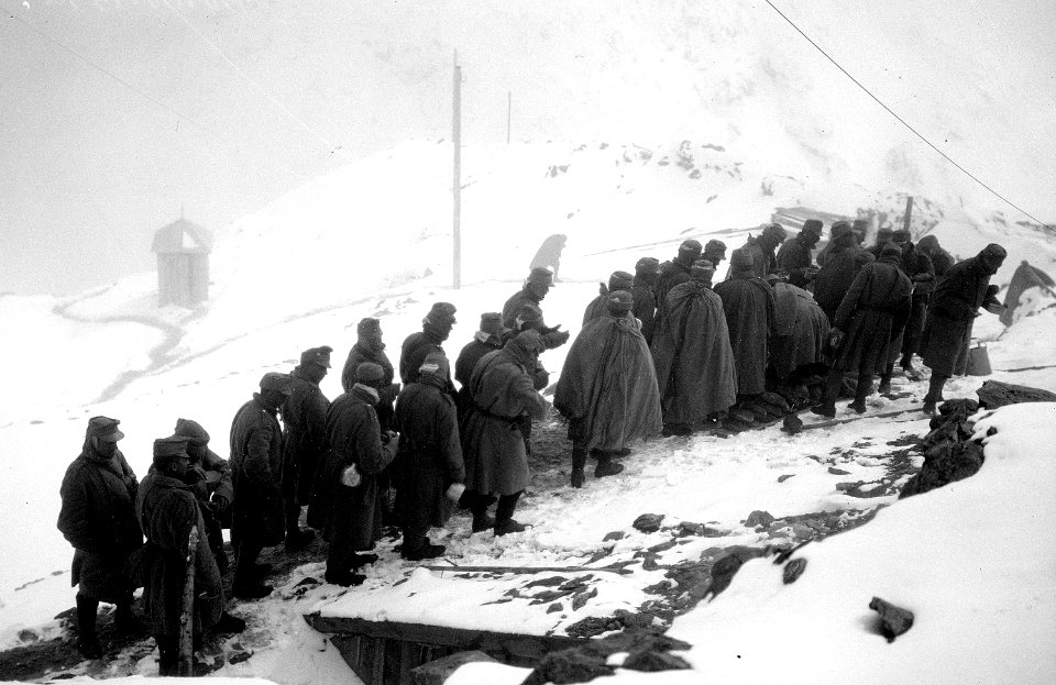Österreicher beim Fassen des Morgenessens - CH-BAR - 3237049