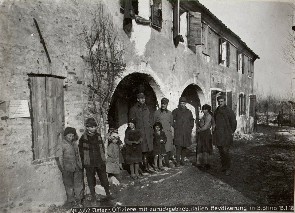 Österr. Offiziere mit zurückgeblieb.italien. Bevölkerung in S.Stino 13.1.18 (BildID 15613697)