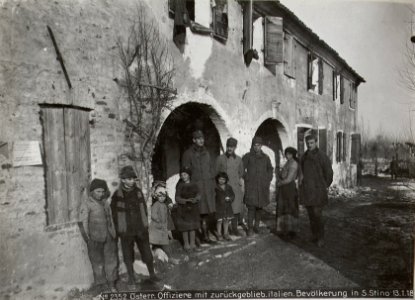 Österr. Offiziere mit zurückgeblieb.italien. Bevölkerung in S.Stino 13.1.18 (BildID 15613697) photo