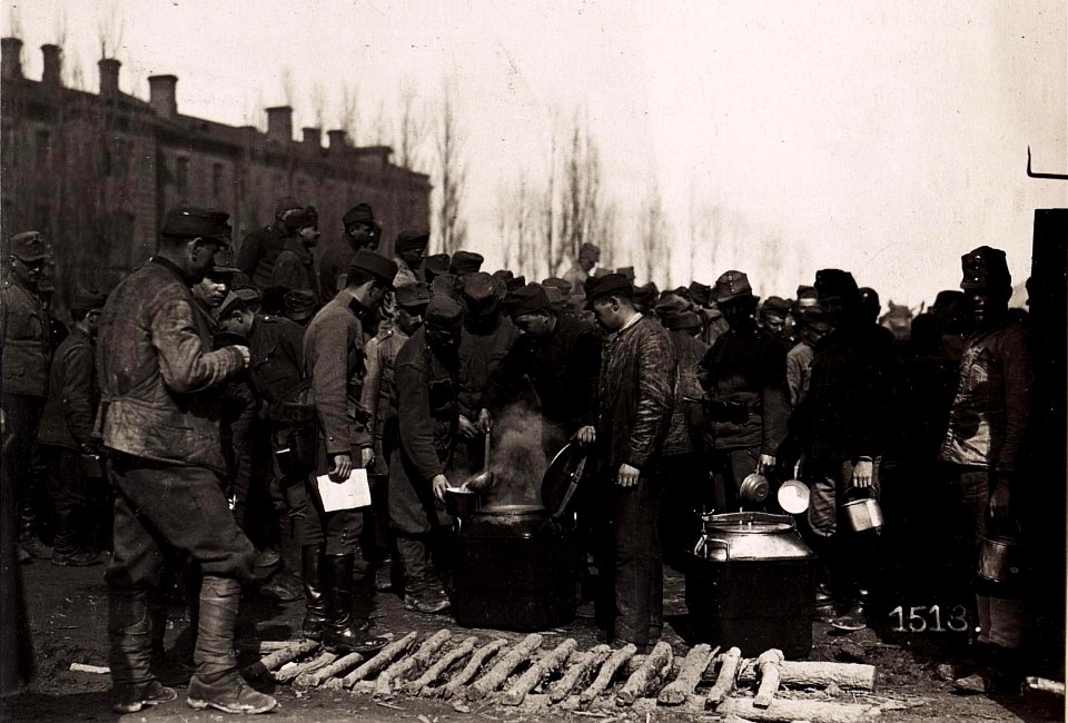 Österr.Heimkehrende in der Ulanenkaserne in Wladimir-Wolynskij. (BildID 15713629)