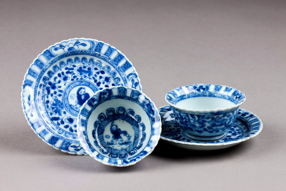 Östasiatisk keramik. Koppar med fat, 2 st - Hallwylska museet - 95773