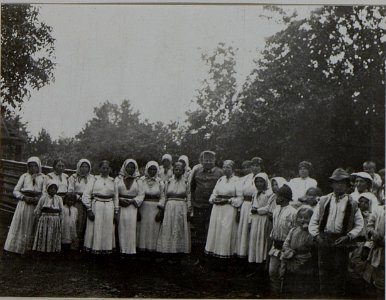 Österreichischer Oberstleutnant im Kreise galizischer Bauernmädchen, Februar 1916 (BildID 15455324)