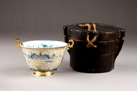 Östasiatisk keramik. Skål av kraakporslin med fodral - Hallwylska museet - 95640