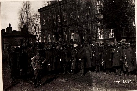 Österr.Heimkehrende in der Ulanenkaserne in Wladimir-Wolynskij. (BildID 15713615)