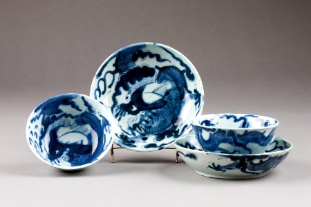 Östasiatisk keramik. Två koppar med fat - Hallwylska museet - 95646