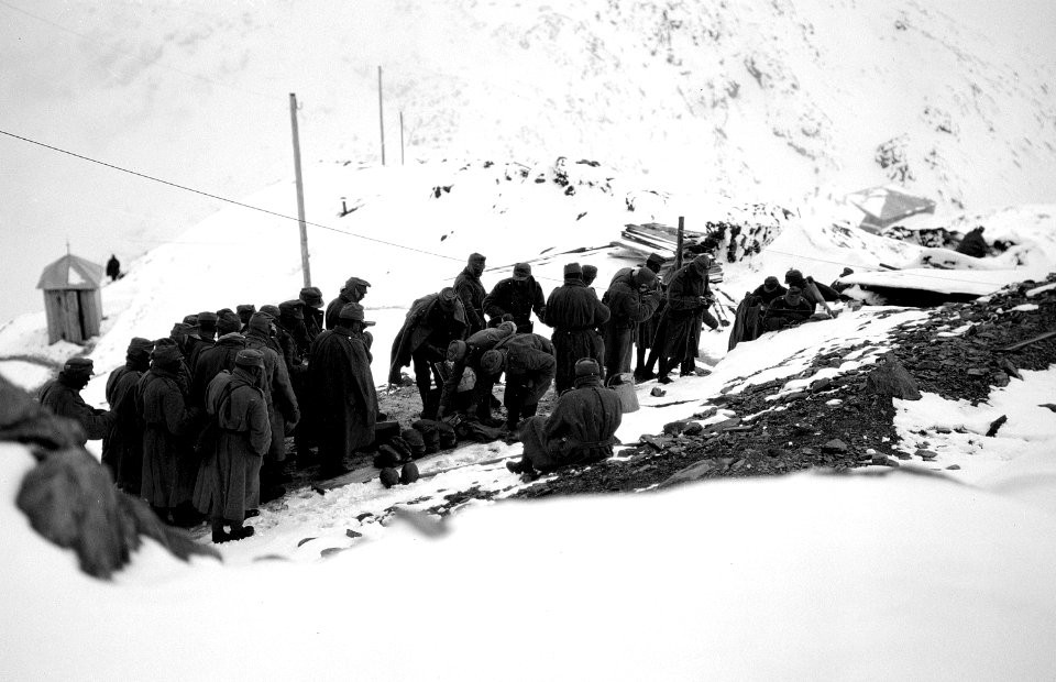 Österreicher beim Fassen des Morgenessens - CH-BAR - 3237050