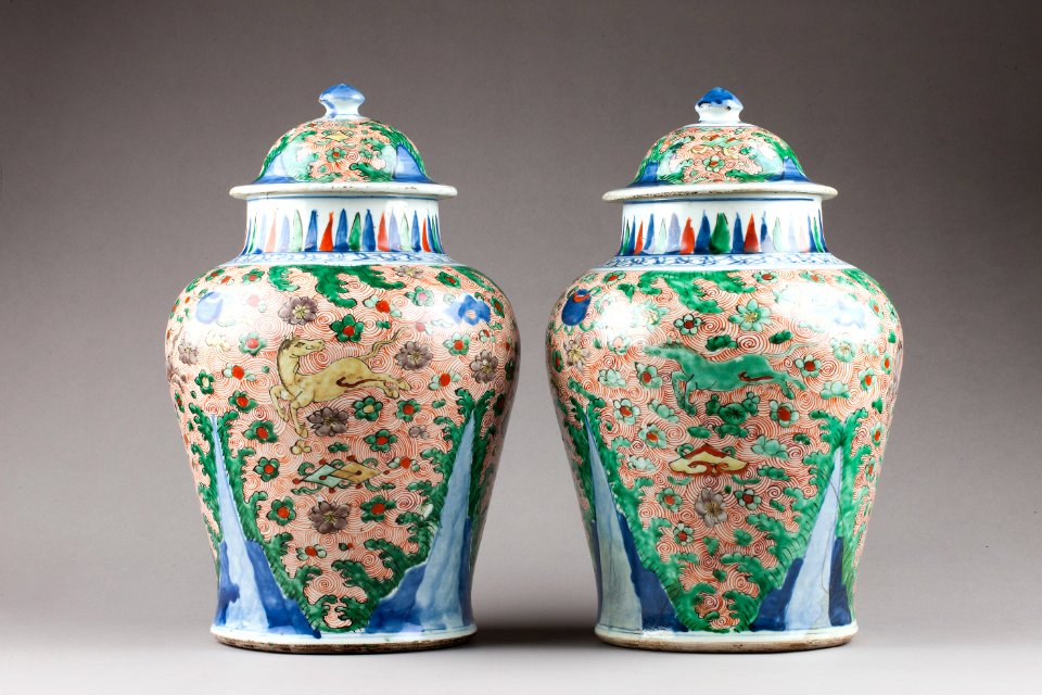 Östasiatisk keramik. Urnor med lock. Shunzi-perioden, Qing-dynastin - Hallwylska museet - 95968