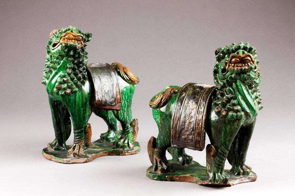 Östasiatisk keramik. Fohund, 2 st. Mingdynastin - Hallwylska museet - 95970