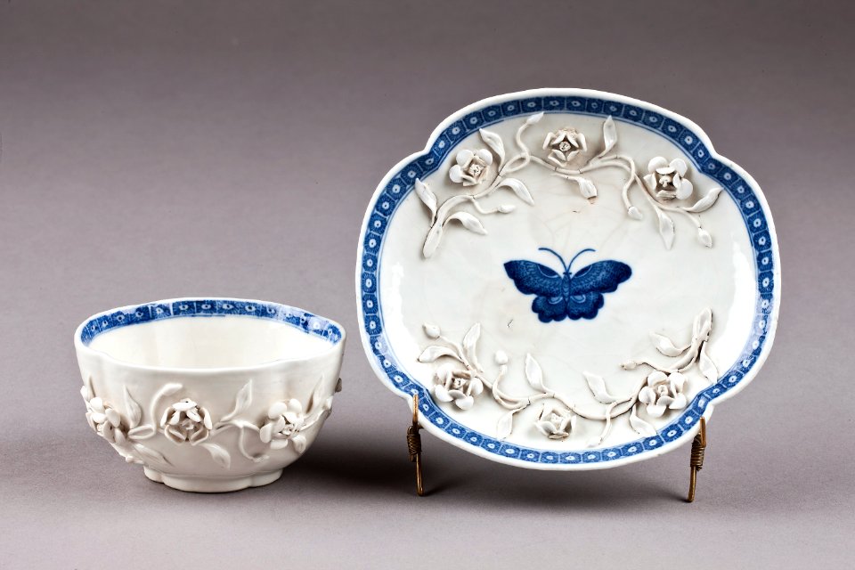 Östasiatisk keramik. Kopp och fat med dekor relief och camaïeu - Hallwylska museet - 95767