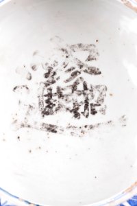 Östasiatisk keramik. Rökelsebrännare, botten med stämpel - Hallwylska museet - 95636