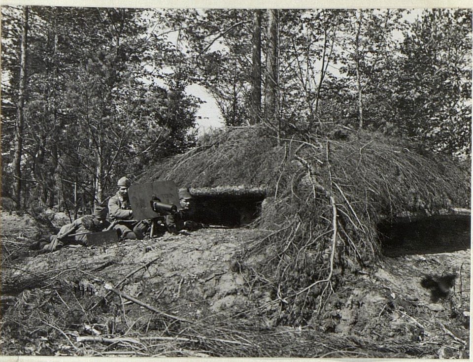 Östl.Galuzia, K.u.11KTD. Masch.Gewehr-Unterstand in der 1.Linie. (Juni 1916.) (BildID 15674717)