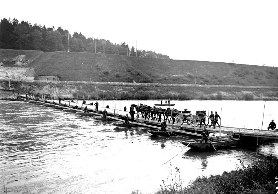Übersetzen von Artillerie über eine Ponton-Brücke über die Aare - CH-BAR - 3239591