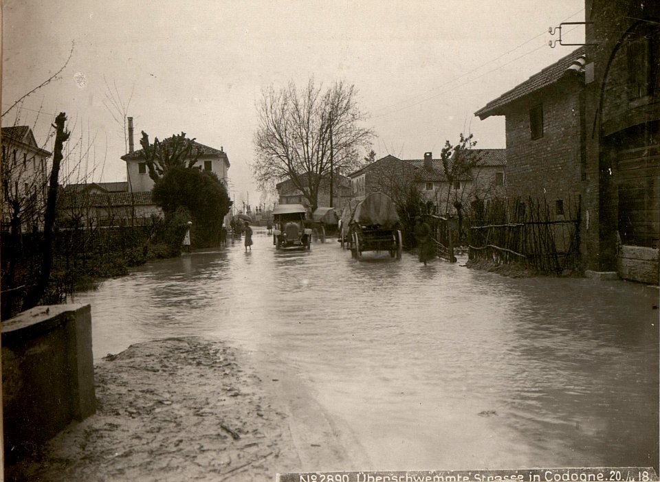 Überschwemmte Strasse in Codogne.20.-4.18. (BildID 15617865)