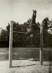 Übung der Sturmtruppen am Reck in Nestinsky 1917 (BildID 15543304)