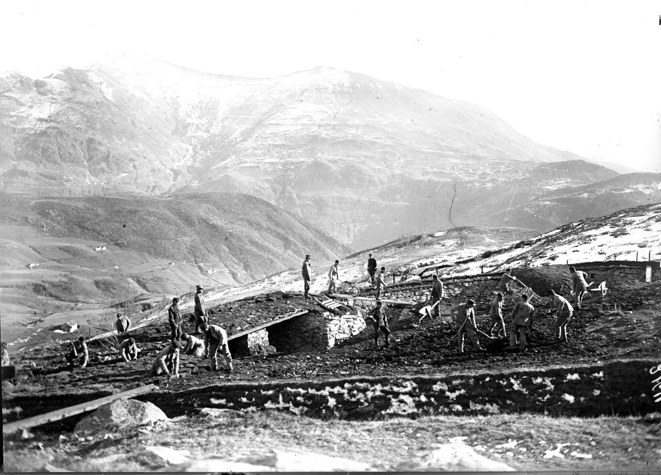 Überdecken des Schützengrabens - CH-BAR - 3239255