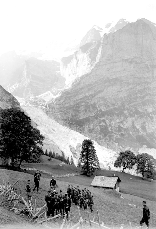 Übungsbesprechung der Mitrailleure vor dem Gletscher von Grindelwald - CH-BAR - 3240888