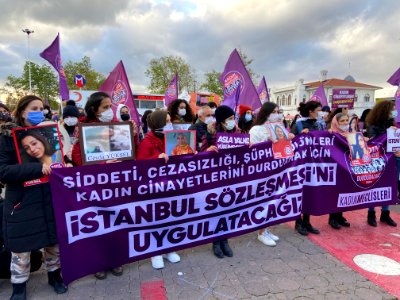 İstanbul Sözleşmesi'ni Uygulatacağız yazılı pankart