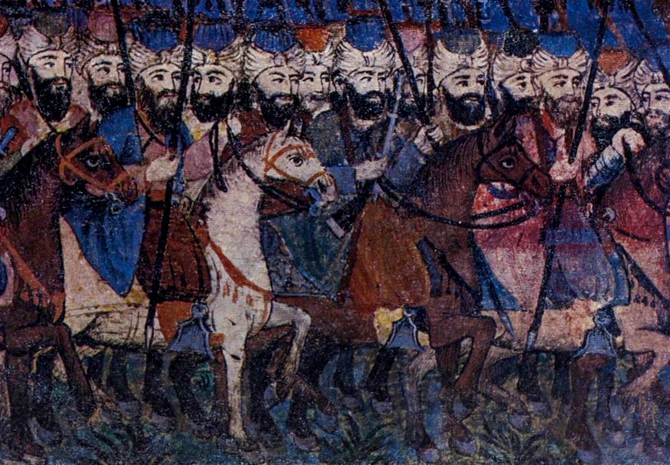 İkinci mərtəbə mərkəzi zalın frizində döyüş səhnəsi (ağ atlı)