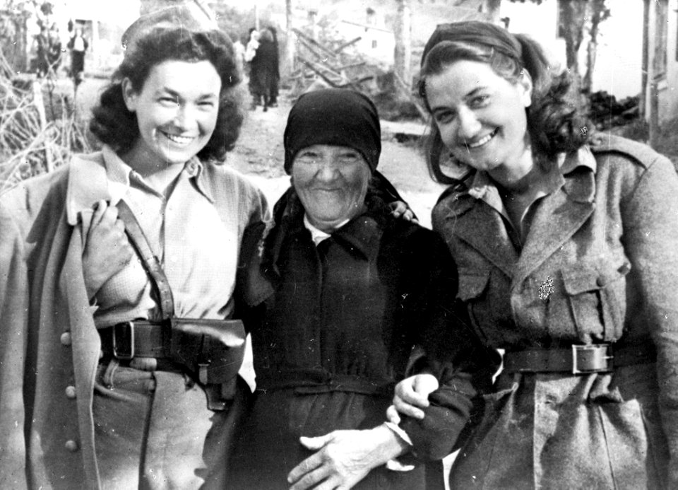 Članici kulturniške skupine XIV, divizije Marta Paulin-Brina in Vera Hreščak z Ivano Ožbolt, Špelkino 1943