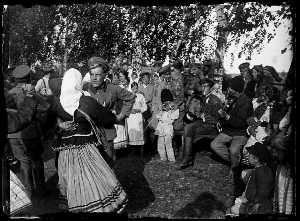 Żołnierze 2. pułku ułanów LP na wiejskiej zabawie w Czewlu, 1916