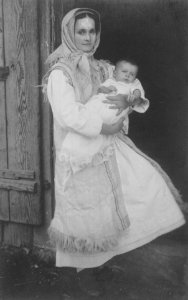 Žena v kožuhu z otrokom 1920 no watermark