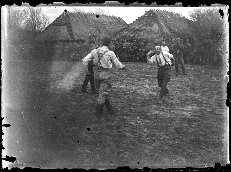 Żołnierze 2puł LP podczas zabawy 02, Wołyń, 1916