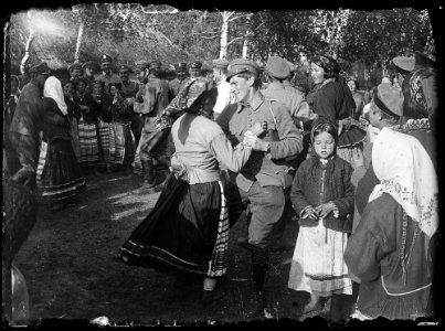 Żołnierze 2. pułku ułanów LP na wiejskiej zabawie w Czewlu 02, 1916