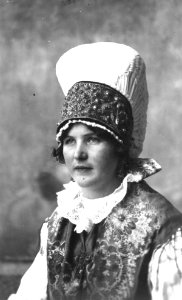 Ženska je oblečena v kmečko nošo iz sredine 19. stoletja photo