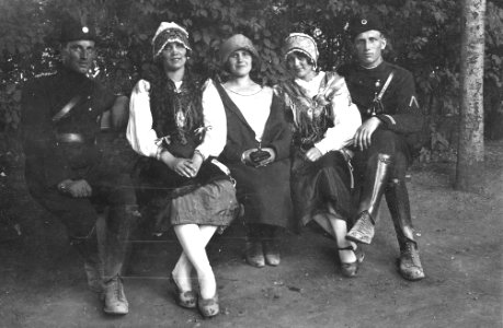 Ženske v narodni noši in moška v uniformi