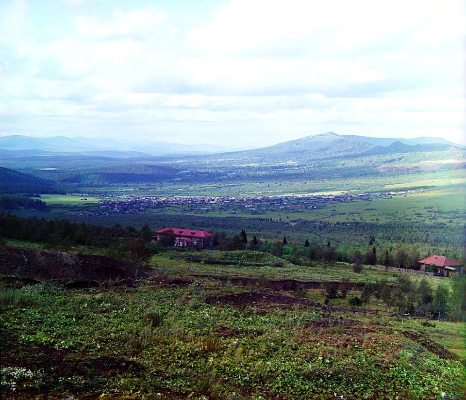 Вид на село Рудничное близ Бакала и хребет Шуйда
