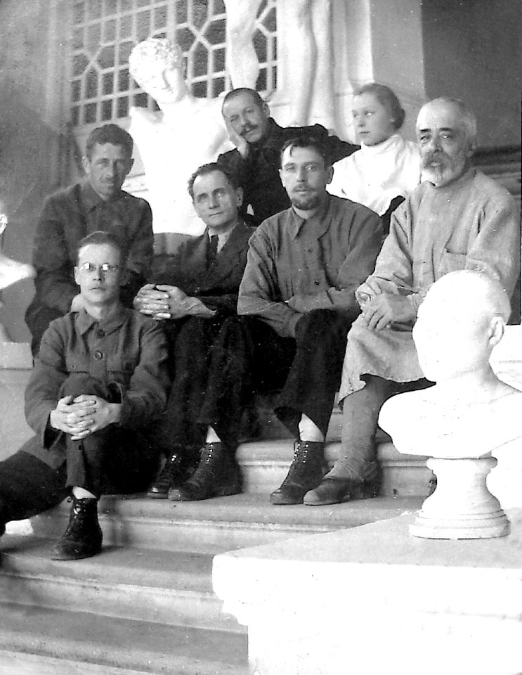 Владимир Арсеньев с сотрудниками музея