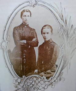 Леся Українка і Ольга Кобилянська. 1901 рік photo