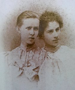 Леся Українка і Рада Драгоманова. 1894 р photo