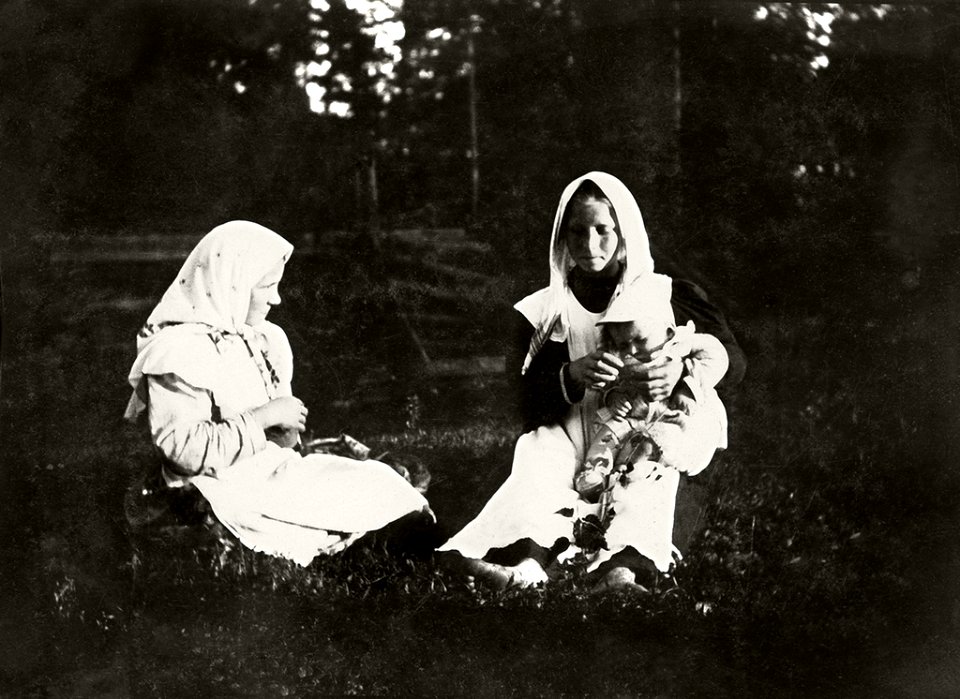 На руках у няни Кирилл Кустодиев (сын художника) в Павловском. 1904