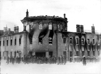 Перед сгорешим Литовским замком. photo