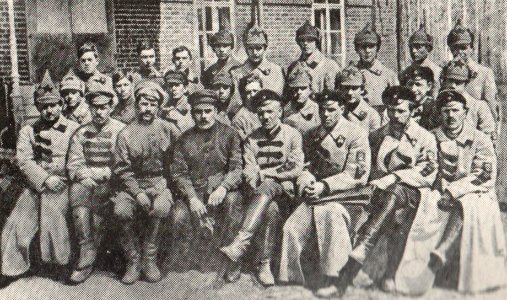 Панас Жарко (четвертий зліва в першому ряду) серед залізничників, 1919 рік