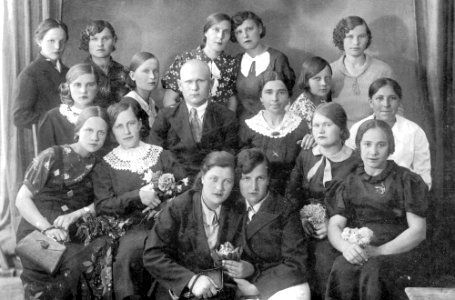 Работницы ОТК завода № 15 с мастером Н.В. Бодровым. 1938 год