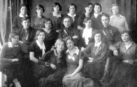 Работницы ОТК завода № 15 с военпредами. 1935 год