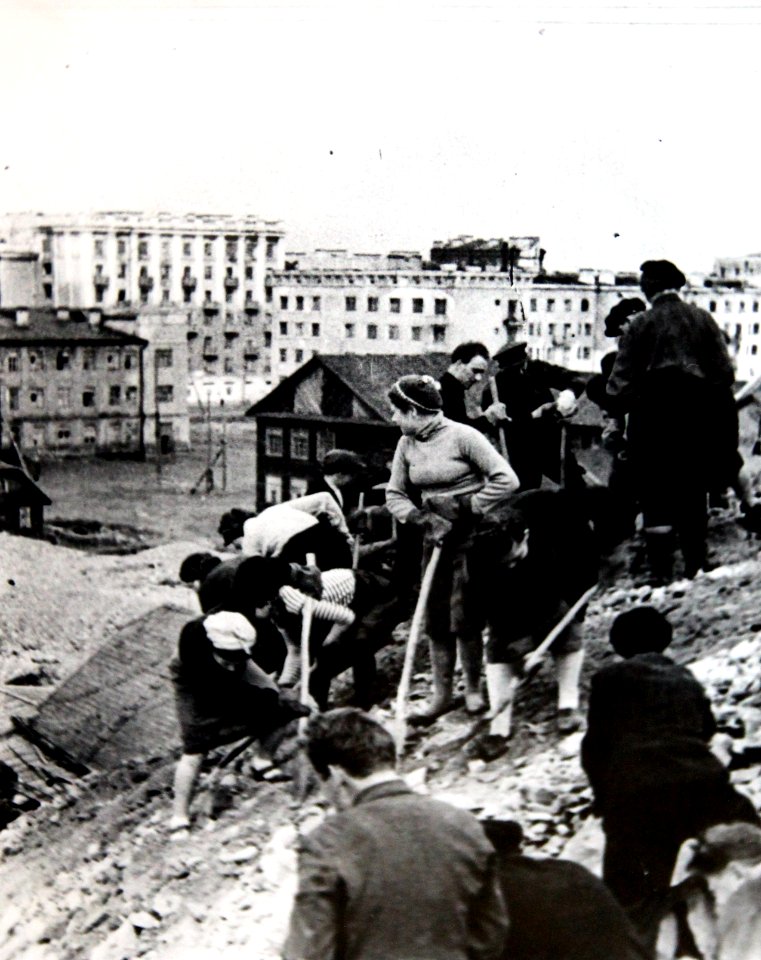 Строительство оборонительных сооружений на окраине Мурманска. 1941