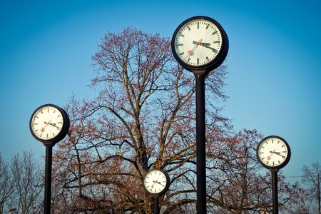 Time of time indicating pointer