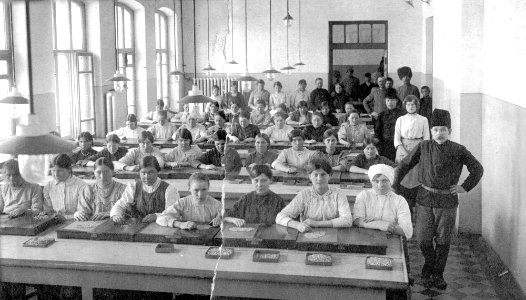 Технический контроль в капсюльной мастерской на заводе взрывчатых веществ. 1915 год