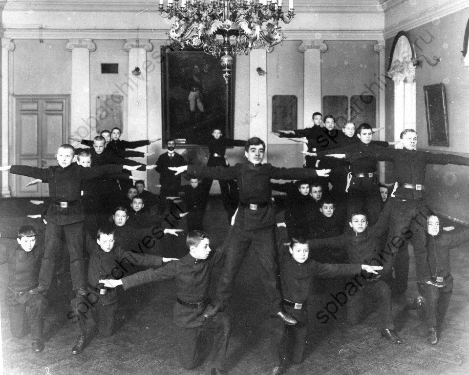 Урок гимнастики в актовом зале. Первая СПб гимназия, 1913 год