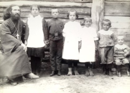 Ф. М. Альметев с детьми. 1909 г