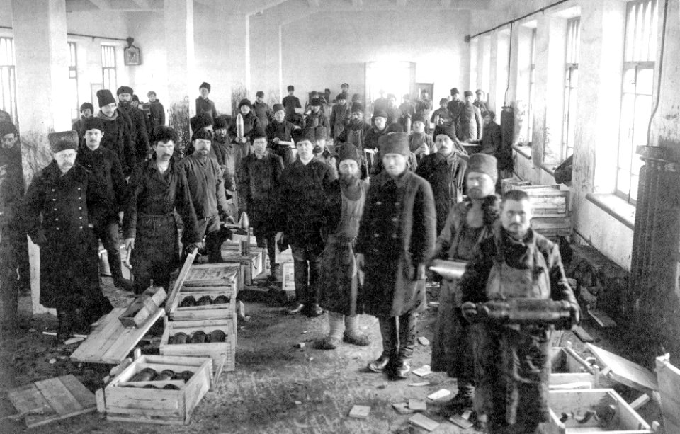 Упаковка снарядов на заводе взрывчатых веществ. 1915 год