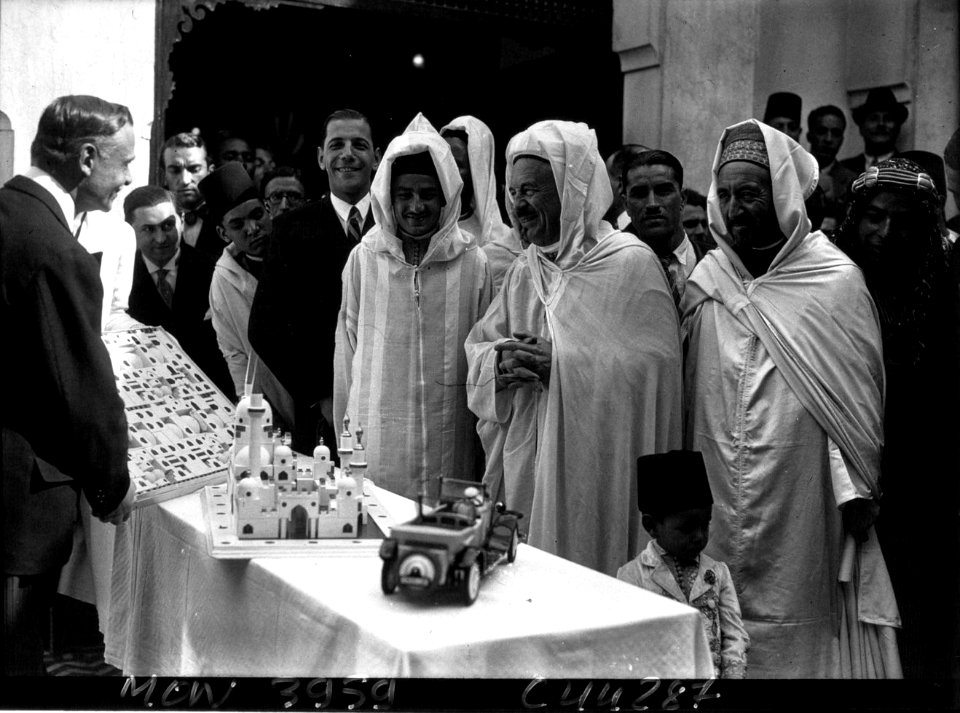 السلطان محمد الخامس مع عبد القادر ابن غبريط في زيارة إلى مسجد باريس الكبير