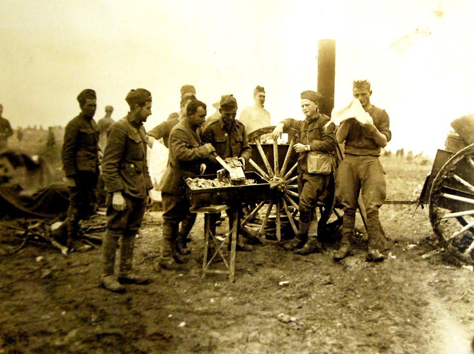 “Canned Bill,” D, 6th Infantry, 5th Division cutting up canned corn beef, France, 1918 (30587929566)
